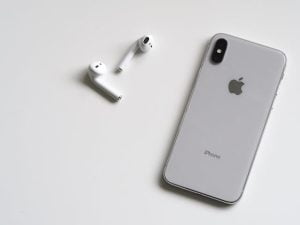 iPhone 13 (Pexels @Jess Bailey Designs)