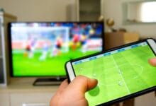 Menonton Pertandingan Bola